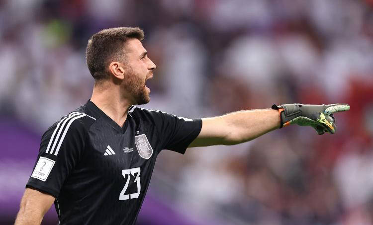 西甲焦点：巴萨出手13亿锁定巴斯托尼与小蜘蛛，西班牙门将群表现抢眼